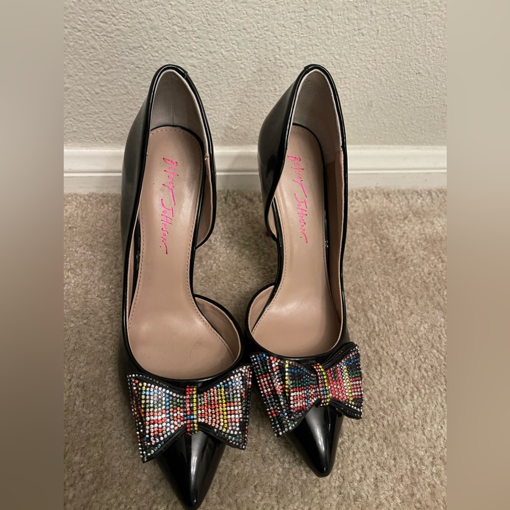 Betsy Johnson| 9.5 pump| Black/ multi